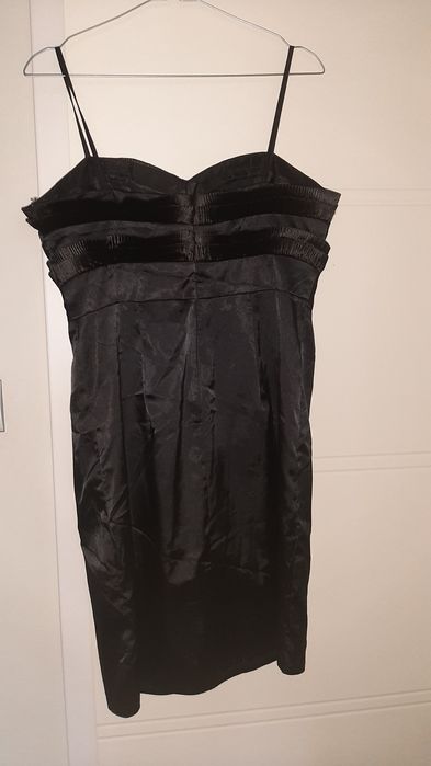 Mała czarna z ozdobnymi plisami