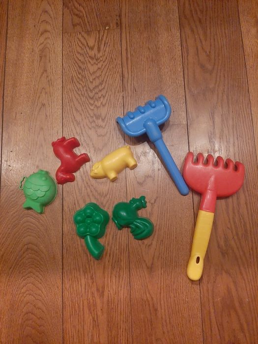 Zabawki do piasku piadkownicy foremki grabki