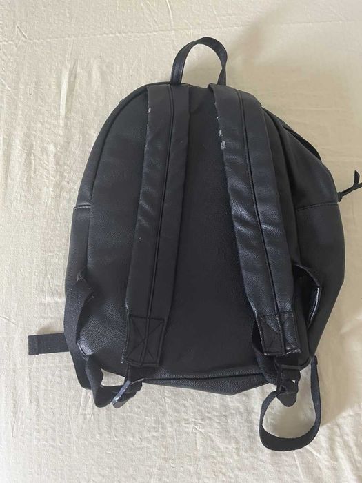 Mochila Pull&Bear preta em pele sintética
