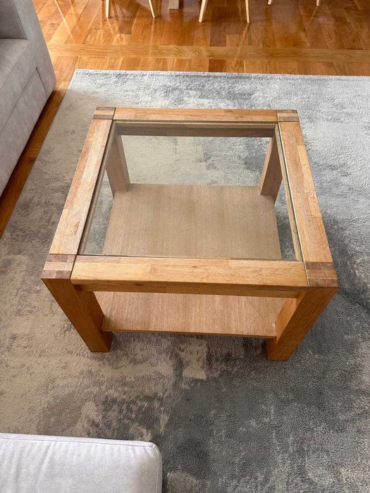 Mesa de centro com tampo de vidro