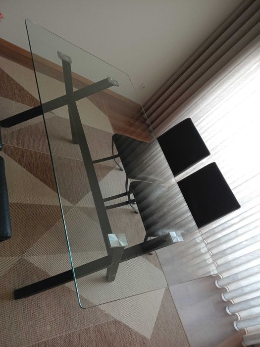 Mesa de jantar em vidro mais 4 cadeiras