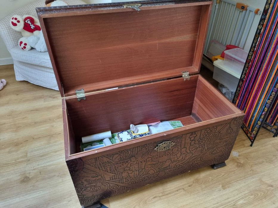 Arca/Baú Chinês Antigo em Madeira Entalhada - Cenas Orientais