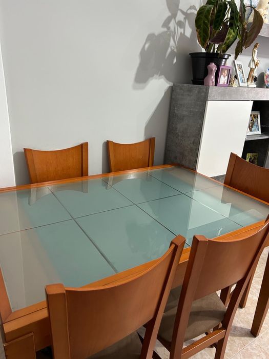Mesa de jantar extensível em madeira natural com 6 cadeiras