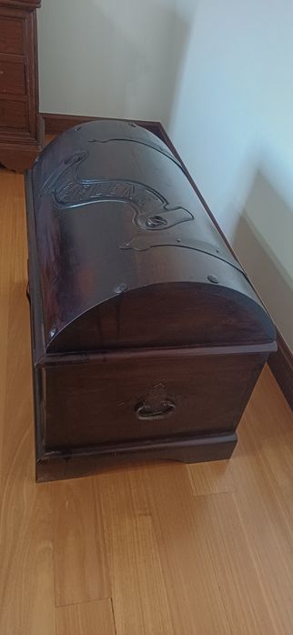 Arca de madeira restaurada, com gravação de nome