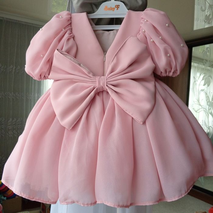 Дитяча сукня кольору пильна троянда на 1 рік.