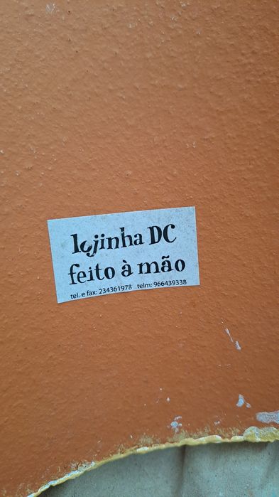 Telha pintada à mão com motivos florais