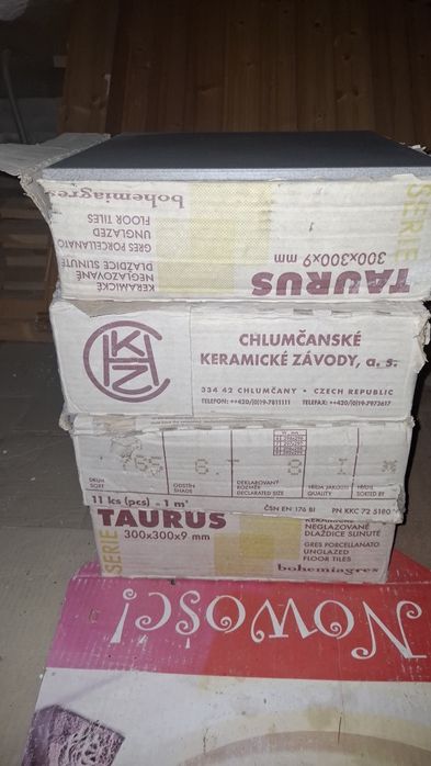 3m szarych płytek gresowych 30x30,25zł za metr