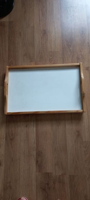 Stolik rozkładany do łóżka