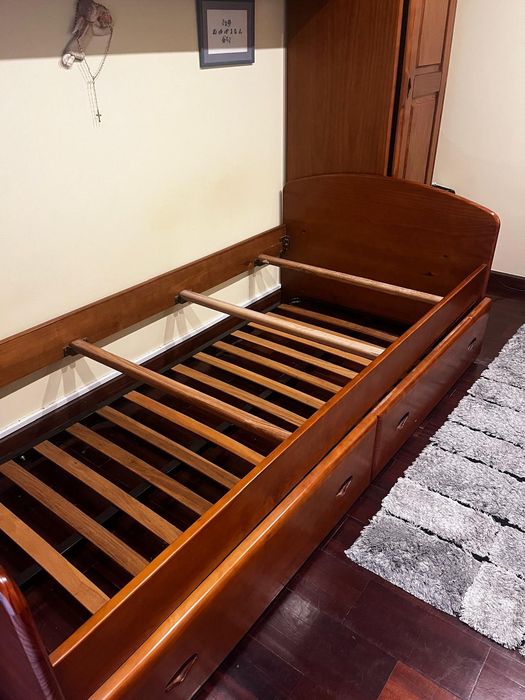 Cama de madeira