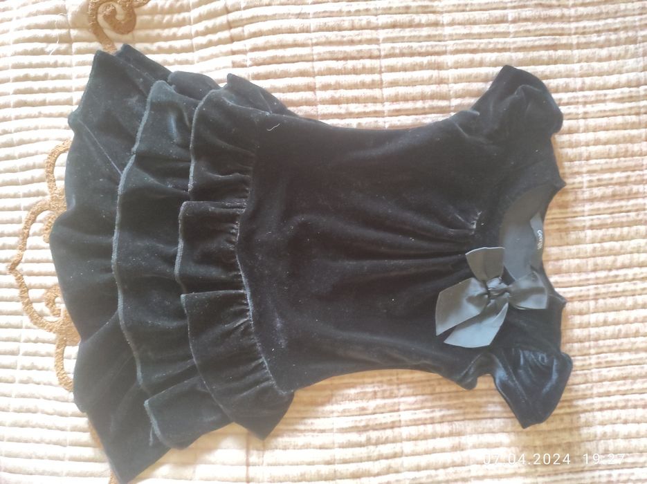 Чорне велюрове плаття 2-3 роки .