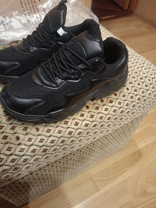 Кросівки жіночі 37 розмір