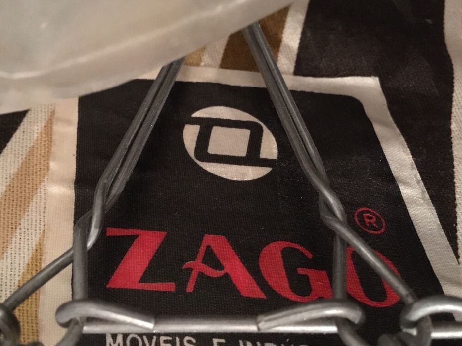 Diva de molas com rodas