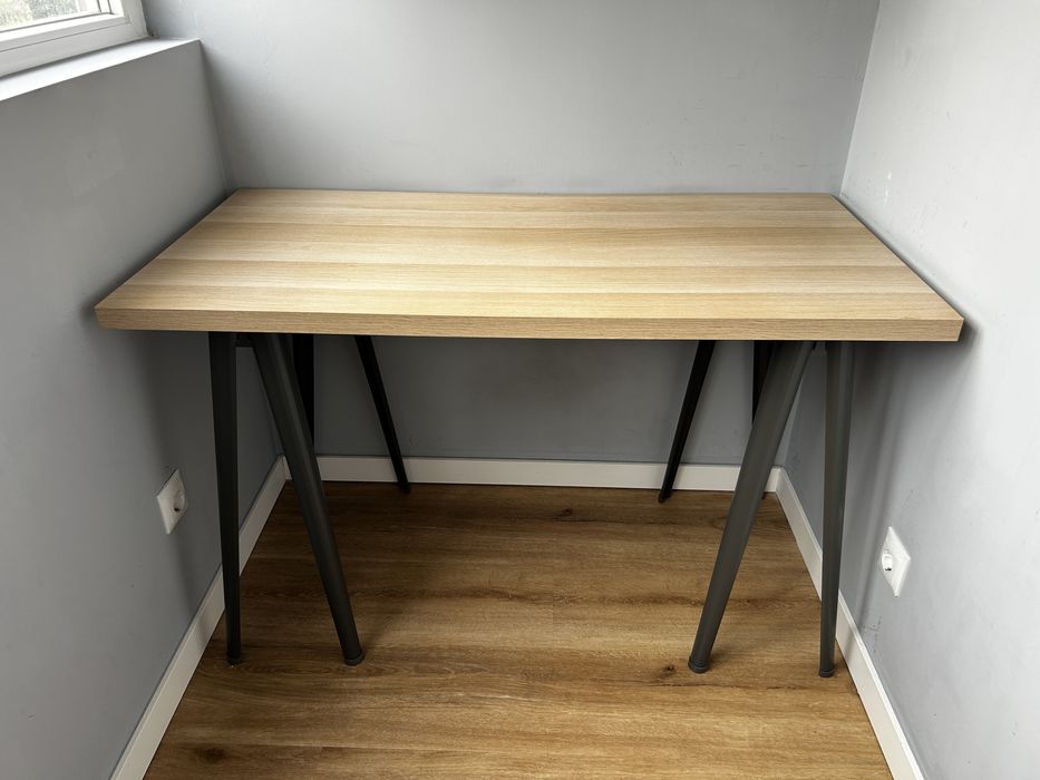 Secretária IKEA com porta cabos