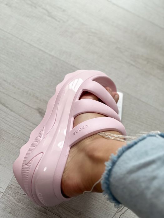 Жіночі шльопанці Crocs Mega Crush Triple Strap W10