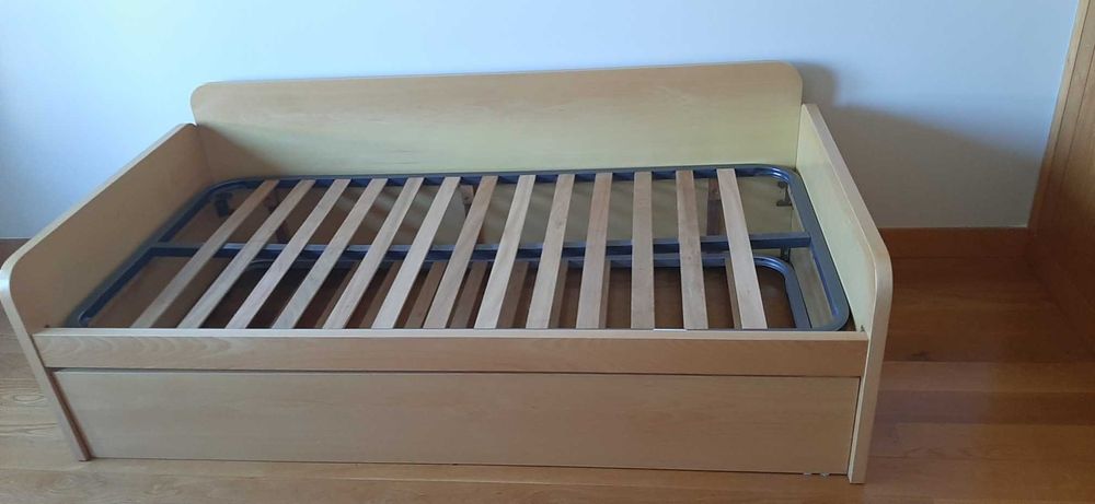 Cama ou sofá para quarto ou escritório. 2 camas de solteiro com estrado e colchoões.
