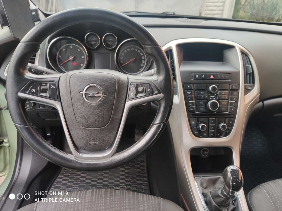 ПРОДАМ Опель Астра J 2011 года