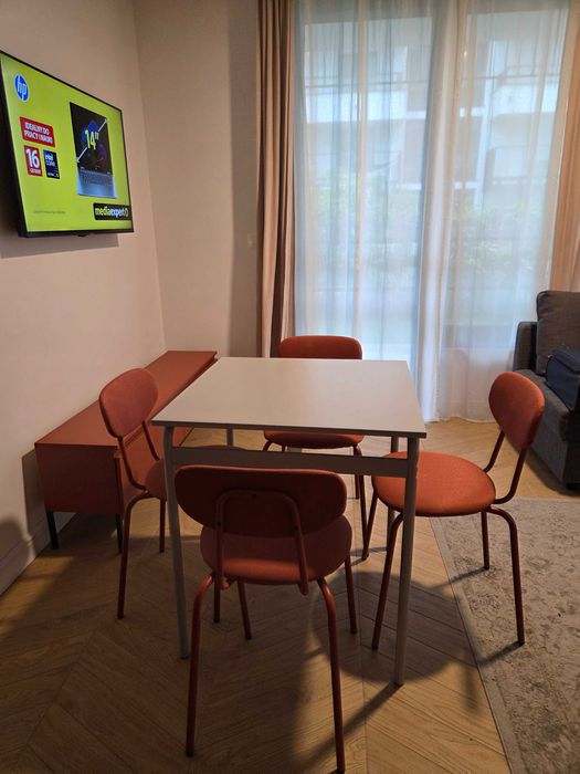 Sprzedam komplet mebli w bardzo dobrym stanie - komoda , stolik i 4 krzesła