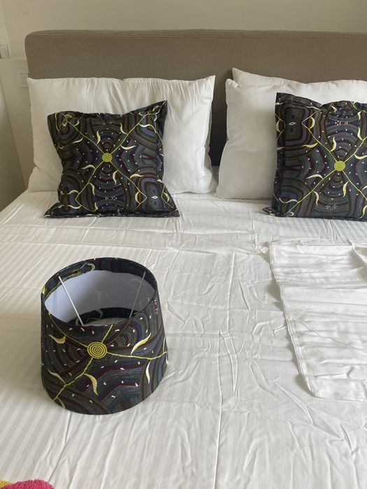 Comjunto almofadas, manta e abat jour