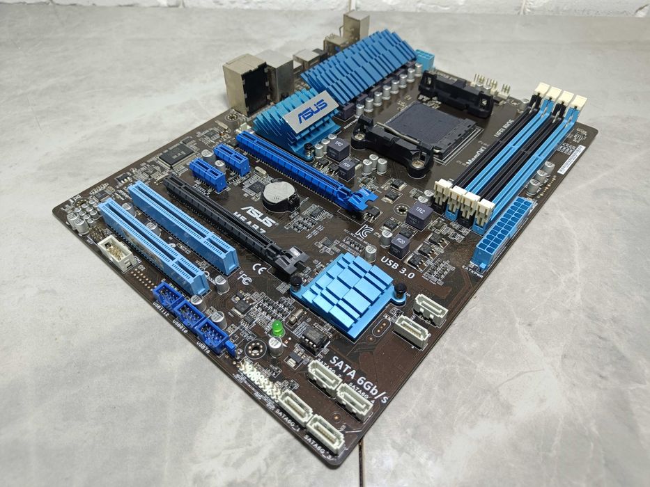 Материнська плата AMD ASUS M5A97 sAM3+ під FX у ВІДМІННОМУ стані