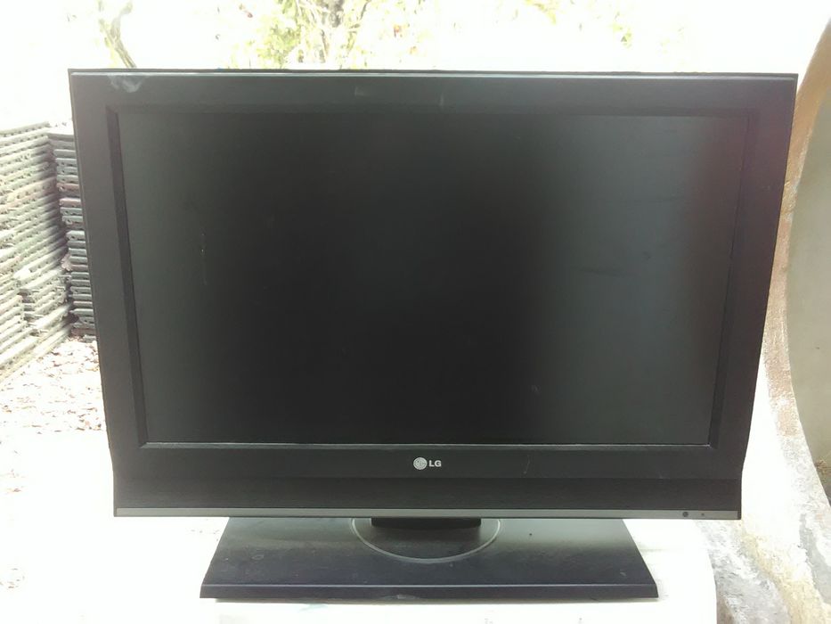 TV LG 80cm diagonal a trabalhar