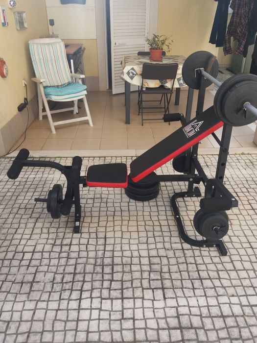 Banco de Musculação completo, (como Novo) com muitos pesos.
