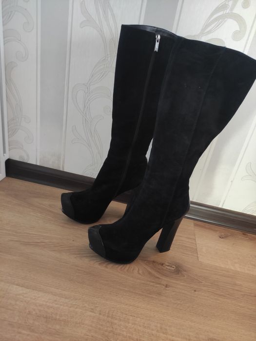 Продам женские сапоги.