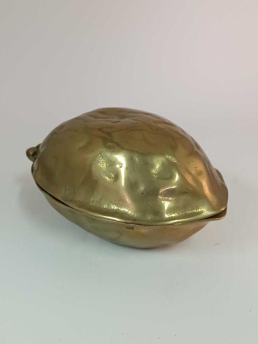 Curioso Quebra nozes em latão em forma de noz