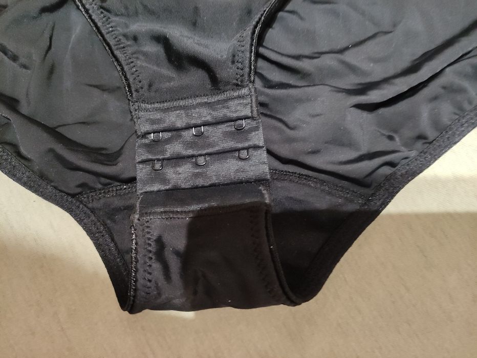Body z ładnie wykrojonym biustonoszem 95C