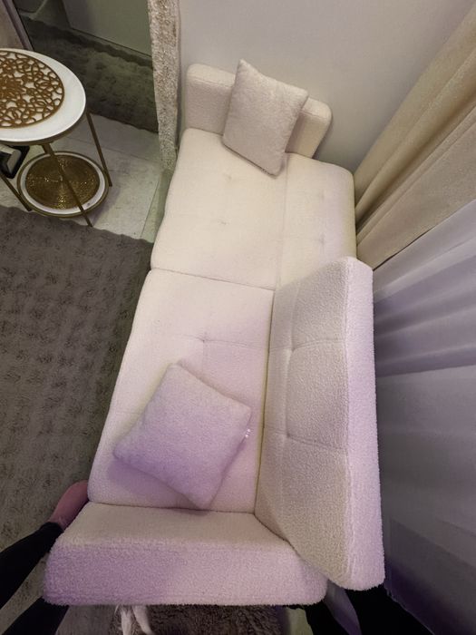 Przepiekna sofa w kolorze białym z funkcją spania