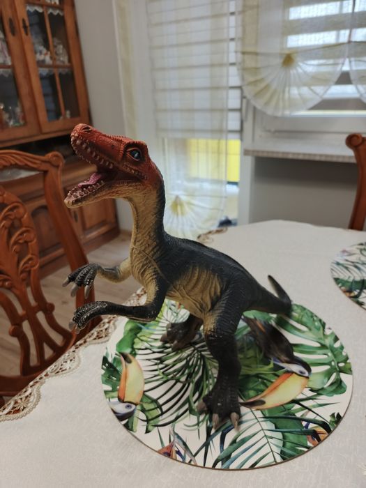 Dinozaur Therizinosairus