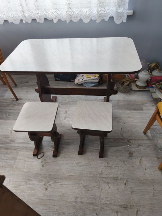 Stół kuchenny z taboretami