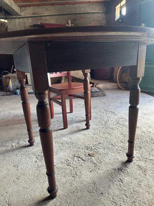 Mesas redondas e cadeiras em madeira