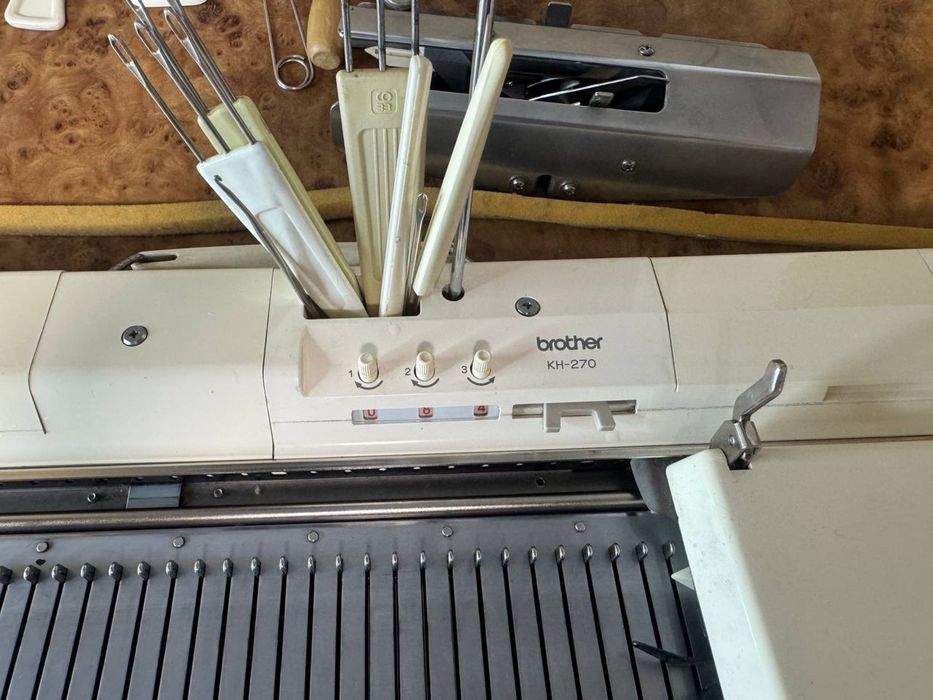 Продам в’язальну машину Brother KH270 + KR260, двохфонтурна, 3 клас