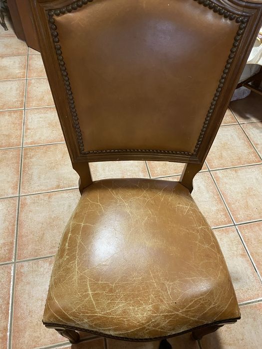 Mesa extensível em madeira maciça + 8 cadeiras