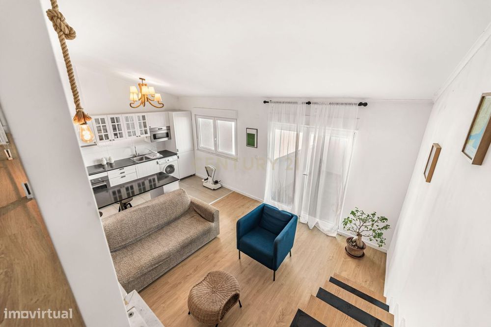 Loft urbano totalmente remodelado com mezzanino e terraço privativo —