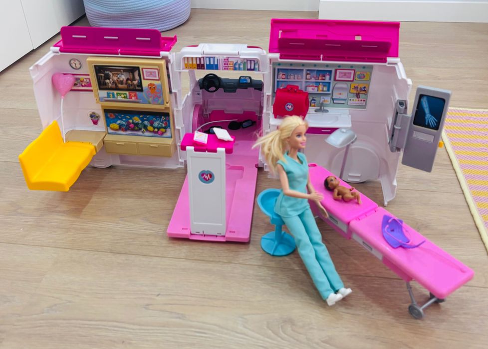 Ambulância e Clinica de cuidados Barbie