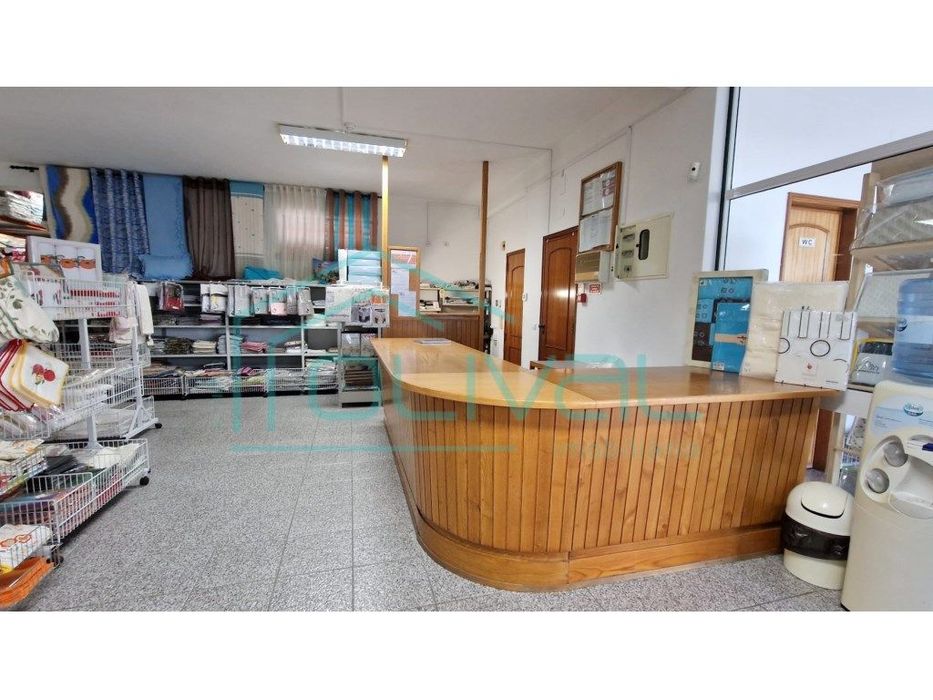 Espaço Comercial com armazéns
