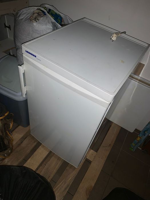 Продаю холодильник и  мікрохвильовку.