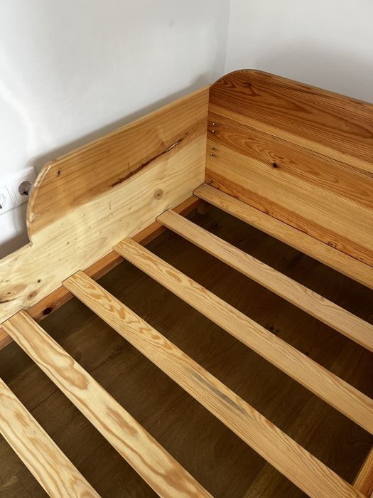 Cama em pinho e colchão como novos