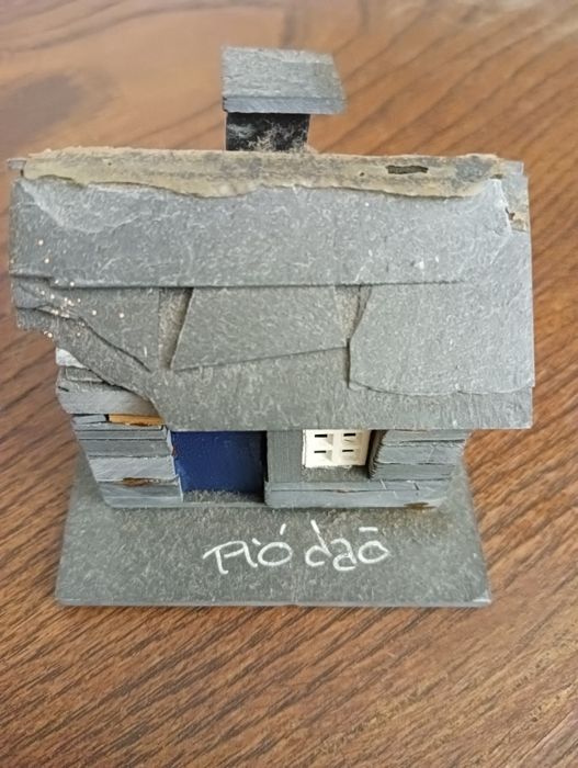 Miniatura de uma casa rústica