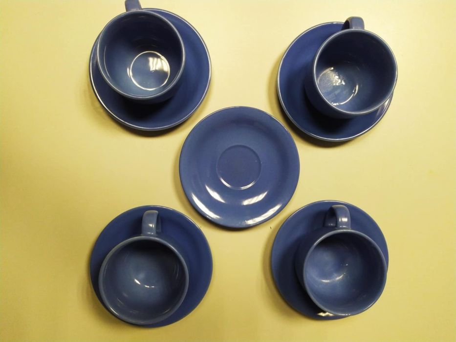 Komplet 4 fajansowych filiżanek ze spodeczkami