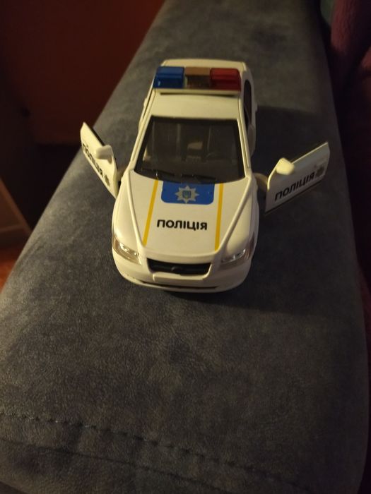 Продам полицейскую машину ,имитирует сигнали полицейского авто