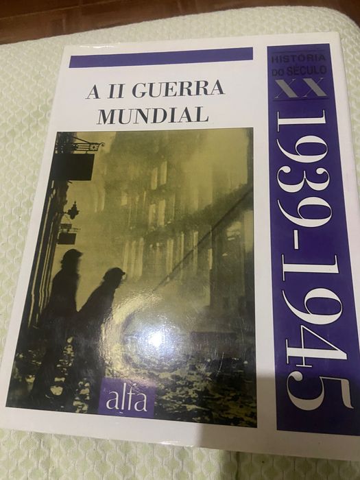 Enciclopédia composta por 8 livros