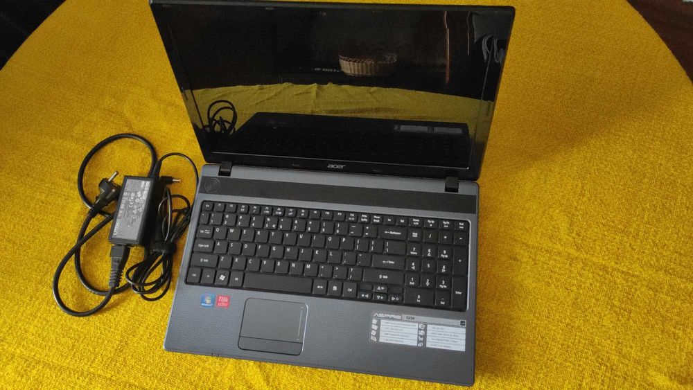 Laptop Acer Aspire 5250 AMD E-450 APU, 8GB RAM, 128GB SSD, Windows 10 LTSC.