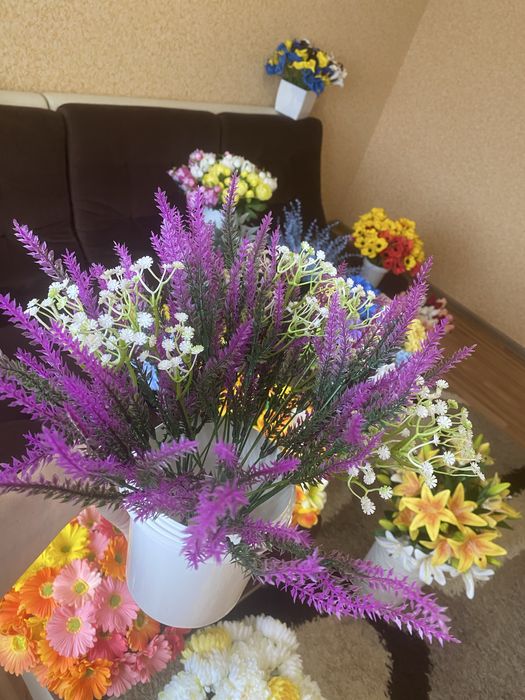 Декор красиві квіти гербери та інші