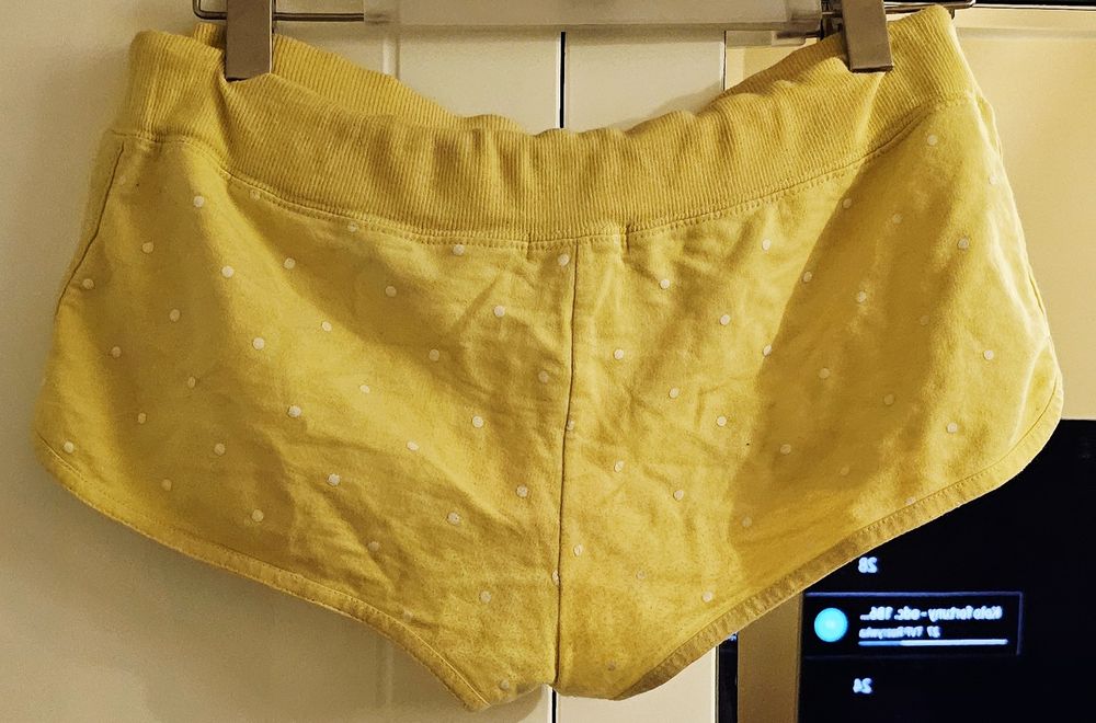 Któtkie żółte krótkie sportowe spodenki, Cropp, rozmiar M/L