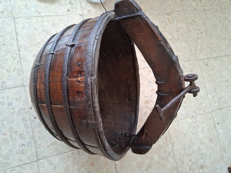 Balde em madeira robusto