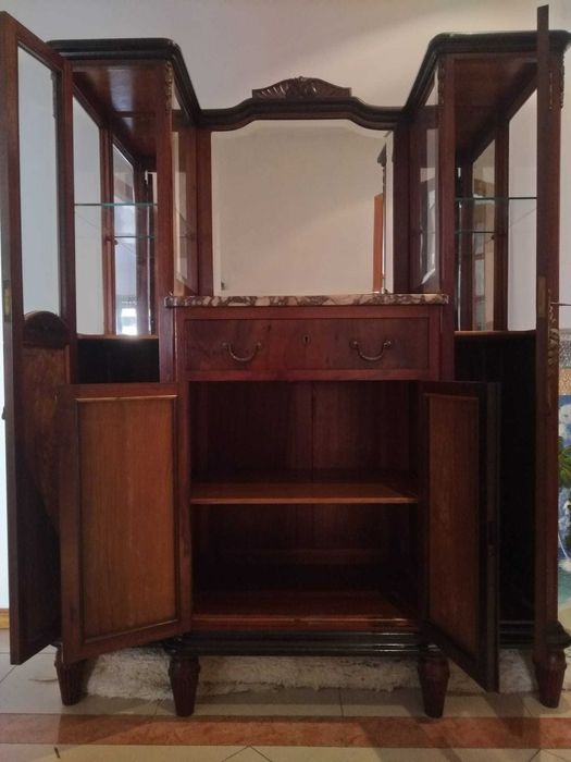 Cristaleira em madeira com tampo em mármore róseo