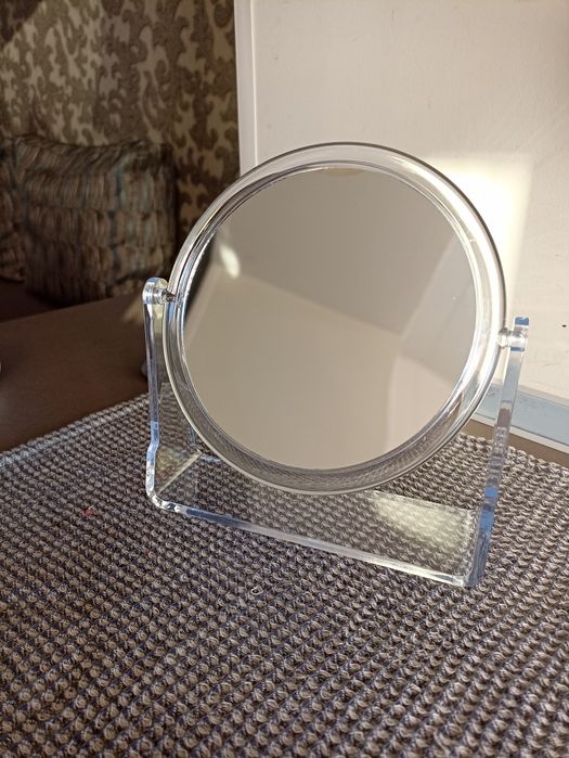 Дзеркало на підставці