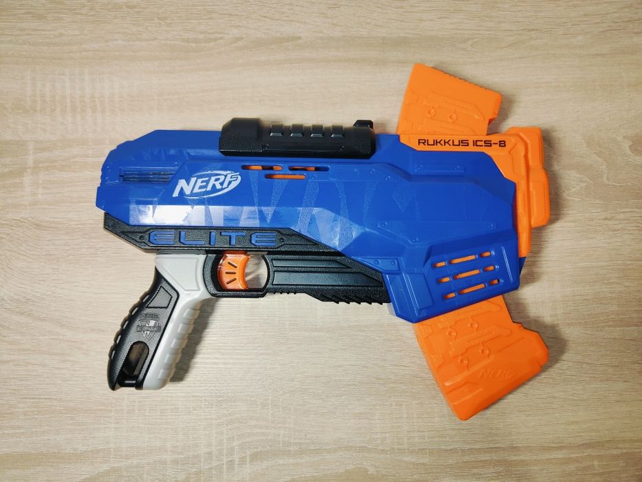 Plastikowy pistolet nerf